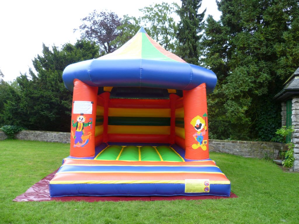 Bunte Hüpfburg für Kinder, mit Clown aufdruck