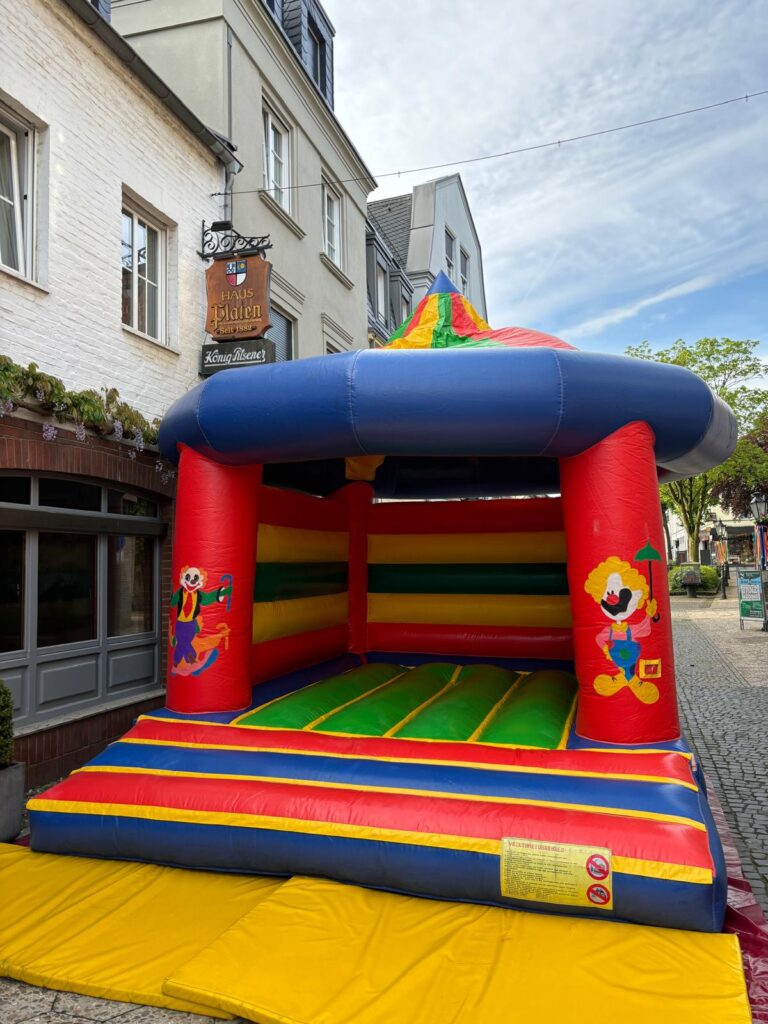 Bunte Hüpfburg für Kinder, mit Clown aufdruck